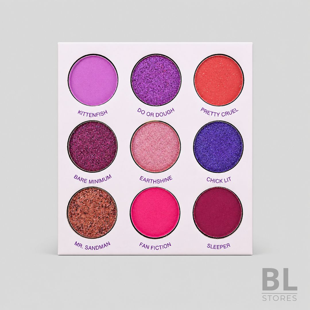 Paleta de Sombras It’s My Pleasure Lucky Lily es una paleta de maquillaje de 9 tonos inspirada en colores rosados, fucsias, morados y berries, ideal para crear looks de ojos llamativos, femeninos y con mucha personalidad. Su selección combina acabados mate, shimmer y glitter, permitiendo lograr desde un maquillaje suave con toque de color hasta un look más intenso para fiestas, eventos, salidas de noche o contenido beauty. Gracias a su formato compacto y variedad de tonos vibrantes, es una excelente opción para quienes buscan una paleta de sombras en Chile, una paleta de sombras moradas y rosadas o maquillaje de ojos versátil para uso diario y ocasiones especiales. Encuentra la Paleta de Sombras It’s My Pleasure Lucky Lily en BL Stores y suma a tu cosmetiquero una alternativa colorida, práctica y perfecta para realzar tu mirada.