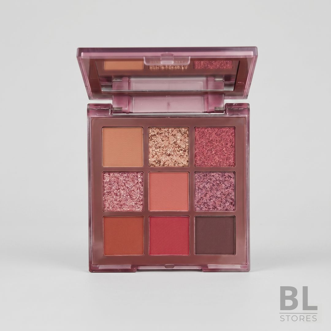 Descubre la versatilidad definitiva para tu mirada con esta exclusiva Paleta de Sombras de 9 Tonos, diseñada para quienes buscan desde un look natural de día hasta un acabado sofisticado y brillante para la noche. Esta colección reúne una selección equilibrada de pigmentos mate de alta cobertura, acabados satinados y glitters prensados en tonalidades terracota, rosados vibrantes y cobrizos. Su fórmula de larga duración y textura sedosa permite un difuminado profesional sin esfuerzo, ideal tanto para maquilladores expertos como para aficionados que desean resaltar su belleza con productos de estándar internacional. Beneficios Principales • Variedad de Acabados: Combina texturas mate aterciopeladas con brillos intensos para crear profundidad y puntos de luz estratégicos en el párpado. • Alta Pigmentación: Colores vibrantes que se mantienen intactos por horas, evitando el pliegue o la caída de producto en el rostro. • Gama Cálida Universal: Tonos seleccionados para favorecer a todo tipo de piel, permitiendo transiciones suaves y looks monocromáticos tendencia en Chile. • Formato Compacto y Práctico: Diseño elegante con espejo integrado, perfecto para llevar en la cartera y retocar tu maquillaje en cualquier lugar. Si buscas elevar tu rutina de belleza con un producto que combine calidad, tendencia y durabilidad, esta paleta es tu mejor aliada. Encuentra la tuya hoy mismo en BL Stores, tu tienda de confianza en Chile para el mejor maquillaje y cuidado personal. ¡Llévala ahora y transforma tu mirada con envíos a todo el país!