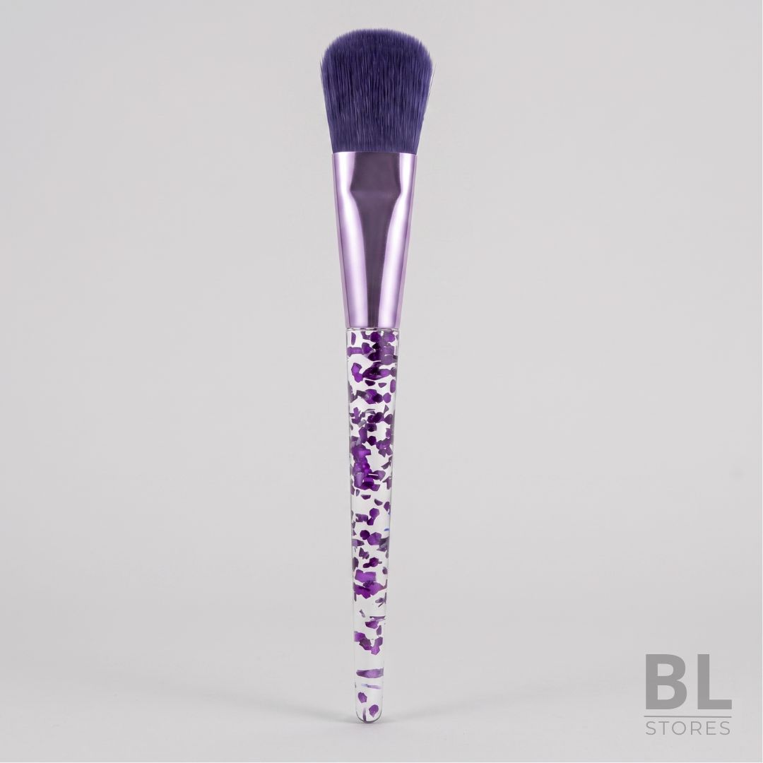Eleva tu rutina de belleza con esta sofisticada y funcional Brocha para Base. Su diseño elegante, con un mango adornado con brillantes cristales morados y cerdas de color púrpura profundo, la convierte en un accesorio imprescindible para cualquier amante del maquillaje. Beneficios y Características: Aplicación Impecable: Las cerdas sintéticas de alta densidad y ultra suaves permiten una aplicación uniforme y sin vetas de la base líquida, en crema o en polvo, logrando un acabado natural y profesional. Diseño Ergonómico: El mango con incrustaciones de cristales no solo es visualmente atractivo, sino que también ofrece un agarre cómodo y seguro para un control preciso. Versatilidad: Perfecta para difuminar la base en todo el rostro, desde el centro hacia afuera, logrando una cobertura uniforme y natural. Durabilidad: Fabricada con materiales de alta calidad para asegurar un rendimiento duradero y un aspecto impecable con el uso diario. Precio Competitivo: Disfruta de un producto de calidad premium a un precio más bajo que en otras tiendas. ¡Experimenta la diferencia que una buena brocha puede hacer en tu rutina de maquillaje! Esta brocha es ideal para lograr un acabado profesional sin esfuerzo. ¡Añade esta brocha a tu colección hoy mismo y disfruta de un maquillaje perfecto!