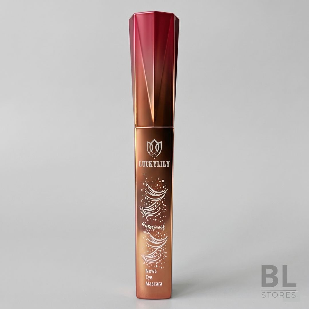 LuckyLily News Eye Mascara ¿Buscas una mirada impactante y duradera que te acompañe en todas tus aventuras? ¡Conoce la LuckyLily News Eye Mascara, tu aliada perfecta para realzar tus pestañas y conquistar el mundo con tu mirada! Logra unas pestañas de ensueño con la News Eye Mascara: Volumen intenso: Dale cuerpo y grosor a tus pestañas para una mirada más dramática. Longitud y curvatura: Consigue unas pestañas más largas y definidas que abrirán tu mirada. Resistencia al agua: Su fórmula waterproof te protege de la lluvia, el sudor y el llanto, manteniendo tu mirada intacta durante todo el día. Sin grumos ni manchas: Su aplicador de silicona separa las pestañas una a una, evitando la acumulación de producto y asegurando un acabado perfecto. Cuidado de tus pestañas: Enriquecida con ingredientes nutritivos que hidratan y fortalecen tus pestañas. Perfecta para cualquier ocasión: Para el día a día: Un toque sutil para una mirada natural. Para una cita especial: Dale volumen y drama para una mirada seductora. Para una noche de fiesta: Mantén tu mirada intacta sin importar cuánto bailes. ¡Pide tu LuckyLily News Eye Mascara hoy mismo y descubre el poder de una mirada impactante!