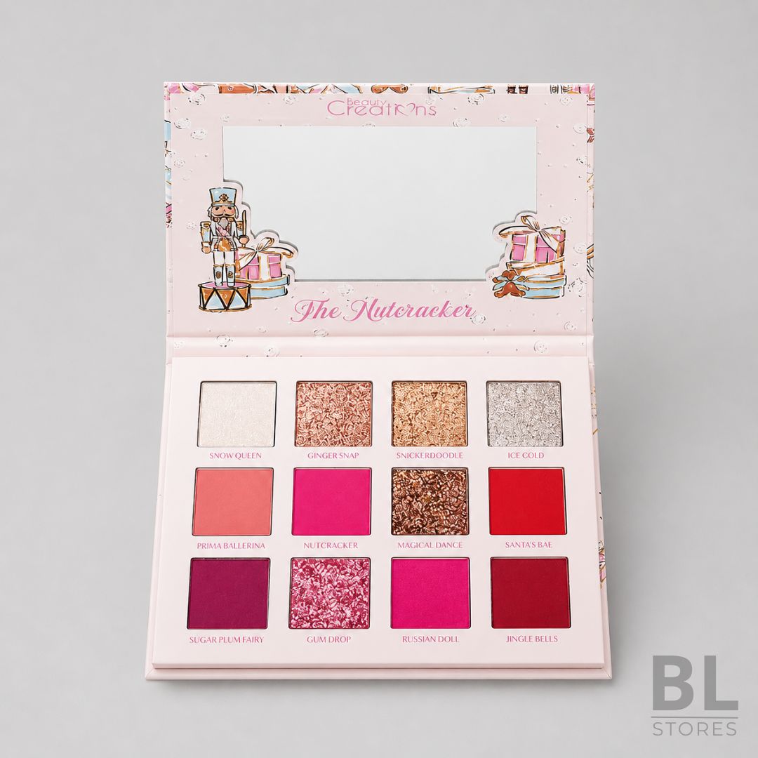 Paleta de Sombras Beauty Creations The Nutcracker 4 Tonos es una paleta de maquillaje compacta y elegante, ideal para crear looks de ojos femeninos, luminosos y sofisticados con tonos rosados, berry y rojizos. Incluye 4 sombras inspiradas en una estética festiva y delicada, combinando acabados mate y shimmer para aportar color, brillo y profundidad a la mirada. Es perfecta para maquillaje de día, eventos, fiestas, celebraciones de fin de año o para llevar en el cosmetiquero gracias a su formato práctico. Su diseño inspirado en The Nutcracker, con ilustraciones decorativas y una presentación llamativa, la convierte en una opción atractiva para quienes buscan una paleta pequeña, versátil y con estilo. Encuentra la Paleta de Sombras Beauty Creations The Nutcracker en BL Stores, tu tienda online en Chile para comprar maquillaje, paletas de sombras, cosméticos y productos de belleza con variedad y confianza.