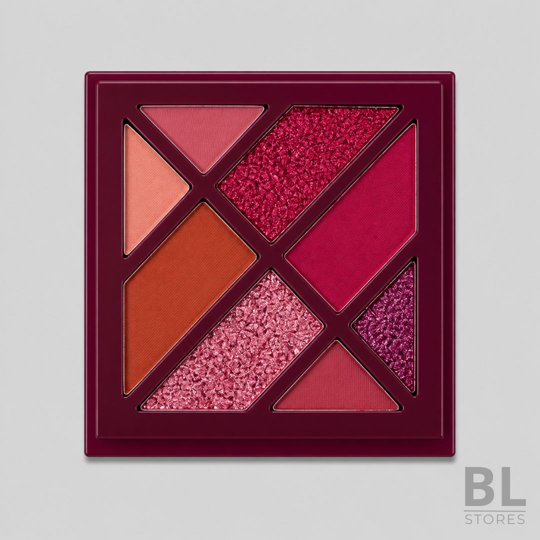 Paleta de Sombras Geométrica Berry Glam Mate y Shimmer es una paleta de maquillaje para ojos con tonos rosados, corales, terracota, berry y burdeos, ideal para crear looks cálidos, femeninos y sofisticados. Su diseño geométrico combina sombras con acabado mate y shimmer, permitiendo iluminar el párpado, dar profundidad a la mirada y lograr transiciones bien difuminadas con pigmentación visible. Es perfecta para maquillaje diario, eventos, salidas de noche o looks glam donde buscas resaltar los ojos con tonos intensos y modernos. Su formato compacto facilita el uso y retoque durante el día. Encuentra la Paleta de Sombras Geométrica Berry Glam Mate y Shimmer en BL Stores, tienda online en Chile para comprar maquillaje, cosméticos y productos de belleza con estilo, calidad y excelente presentación.