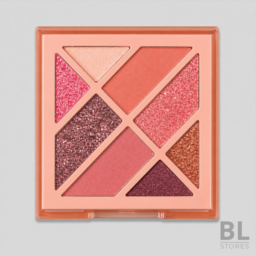 Paleta de Sombras Lucky Lily Nude Love Light 9 Colores es una paleta de maquillaje para ojos con tonos nude, rosados, coral, cobre, plum y terracota, ideal para crear looks luminosos, románticos y sofisticados. Su diseño combina sombras de distintas formas geométricas con acabados mate y shimmer, permitiendo iluminar el párpado, dar profundidad a la mirada y lograr un maquillaje bien difuminado con pigmentación visible. Es perfecta para maquillaje diario, eventos, salidas de noche o looks glam donde buscas resaltar los ojos con colores cálidos y femeninos. Su formato compacto la hace práctica para llevar en el cosmetiquero y retocar cuando lo necesites. Encuentra la Paleta de Sombras Lucky Lily Nude Love Light 9 Colores en BL Stores, tienda online en Chile para comprar maquillaje, cosméticos y productos de belleza con estilo y calidad.