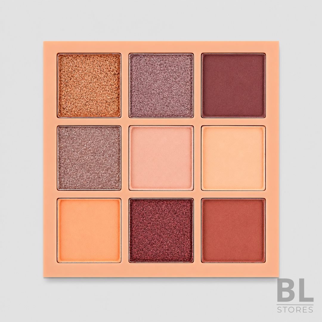 Paleta de Sombras Peach Glow 9 Tonos Mate y Shimmer es una paleta de maquillaje para ojos con una selección de tonos cálidos, nude, bronce, mauve, burdeo y terracota, ideal para crear looks naturales de día o maquillajes más intensos para la noche. Su combinación de sombras mate y shimmer permite dar profundidad, iluminar el párpado y lograr un acabado bien difuminado con pigmentación visible. Gracias a su formato compacto de 9 colores, es práctica para llevar en el cosmetiquero y usar en distintas ocasiones, desde maquillaje diario hasta eventos especiales. Compra la Paleta de Sombras Peach Glow 9 Tonos Mate y Shimmer en BL Stores, tienda online en Chile donde puedes encontrar productos de maquillaje, cosméticos y belleza para completar tu rutina con estilo y calidad.