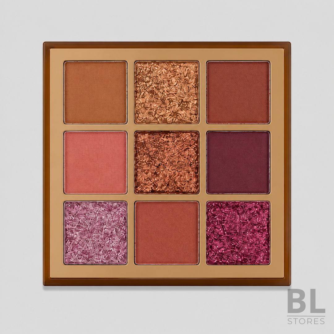 Paleta de Sombras Warm Berry 9 Tonos Mate y Shimmer es una paleta de maquillaje para ojos con 9 tonos cálidos y berry, diseñada para crear looks naturales, glam y de mayor intensidad. Su combinación de sombras mate y shimmer incluye cafés, cobres, rosados, terracotas, burdeos y tonos metálicos, ideales para dar profundidad, iluminar el párpado y lograr un acabado bien difuminado con pigmentación visible. Es perfecta para maquillaje diario, eventos, salidas de noche o producciones beauty donde buscas resaltar la mirada con tonos elegantes y versátiles. Su formato compacto con espejo facilita el uso y retoque durante el día. Encuentra la Paleta de Sombras Warm Berry 9 Tonos Mate y Shimmer en BL Stores, tienda online en Chile para comprar maquillaje, cosméticos y productos de belleza con estilo, calidad y excelente presentación.