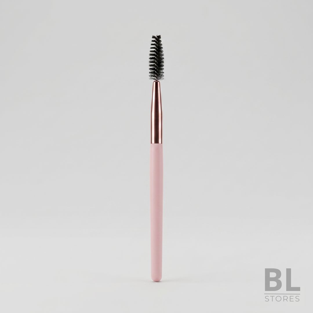 ¿Buscas un acabado profesional para tus pestañas y cejas? El Cepillo de Pestañas y Cejas Spoolie Pro - Rose Gold/Pink es la herramienta indispensable en tu kit de maquillaje. Con un diseño elegante y femenino, combina una virola de oro rosa con un mango de tono rosa suave, ofreciendo tanto estilo como funcionalidad. Sus cerdas densas y de alta calidad están diseñadas para separar, definir y peinar tus pestañas con precisión, eliminando cualquier grumo de máscara. También es perfecto para domar y esculpir tus cejas, logrando un aspecto natural y pulido. Este cepillo es ideal para aplicar gel de cejas, difuminar productos o simplemente peinarlas para un look más definido. Aprovecha nuestra oferta exclusiva: ¡este producto es más barato que en otras tiendas! Obtén la calidad profesional que mereces a un precio inigualable. ¡No esperes más para realzar tu mirada! Haz clic en "Añadir al carrito" y descubre la diferencia.