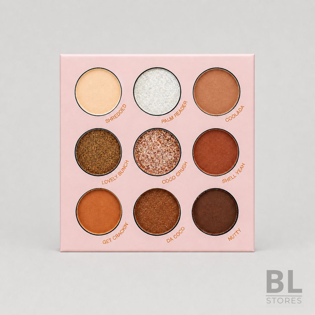 Paleta de Sombras Going Coconuts Lucky Lily es una paleta de maquillaje de 9 tonos inspirada en colores cálidos, suaves y naturales, ideal para crear looks de ojos versátiles con acabado mate, shimmer y glitter. Su gama incluye tonos nude, café, terracota, champagne y brillos luminosos, perfectos para maquillaje diario, eventos, salidas de noche o looks más definidos con profundidad en la mirada. Gracias a su formato compacto y variedad de acabados, es una excelente opción para quienes buscan una paleta de sombras en Chile, práctica, combinable y fácil de llevar. Encuentra la Paleta de Sombras Going Coconuts Lucky Lily en BL Stores y suma a tu rutina una alternativa elegante, funcional y pensada para realzar tus ojos en cualquier ocasión.